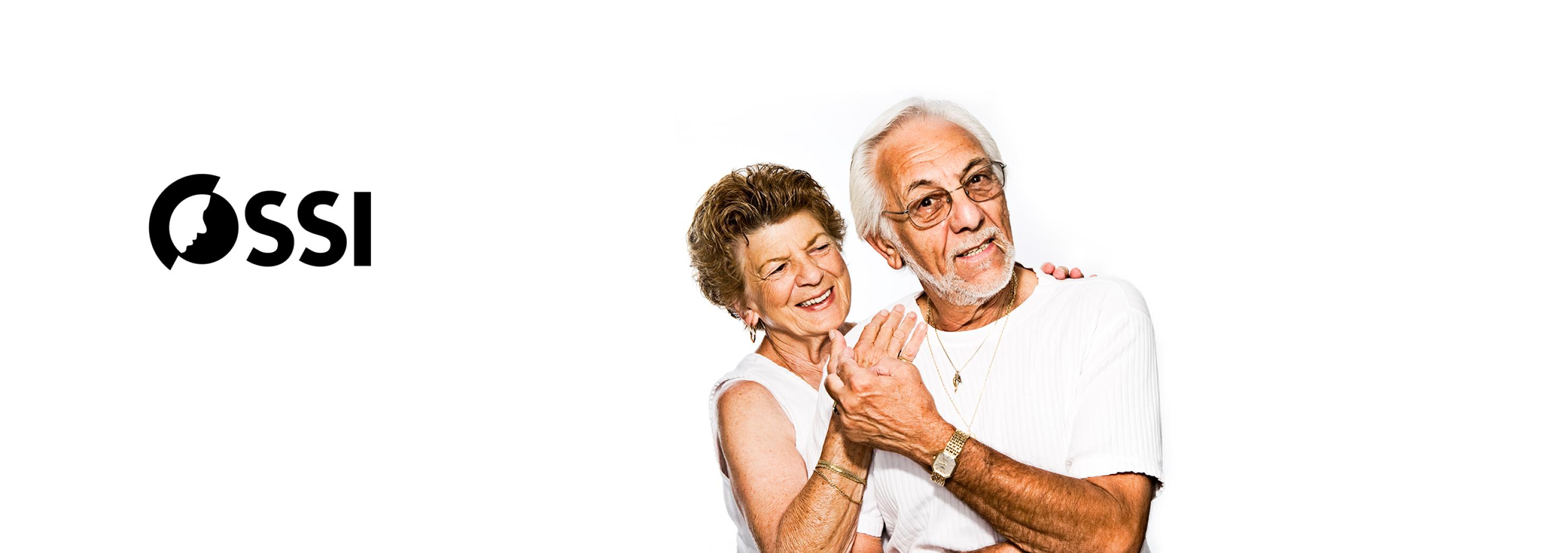 Zwei älteren Personen, die sich glücklich umarmen.