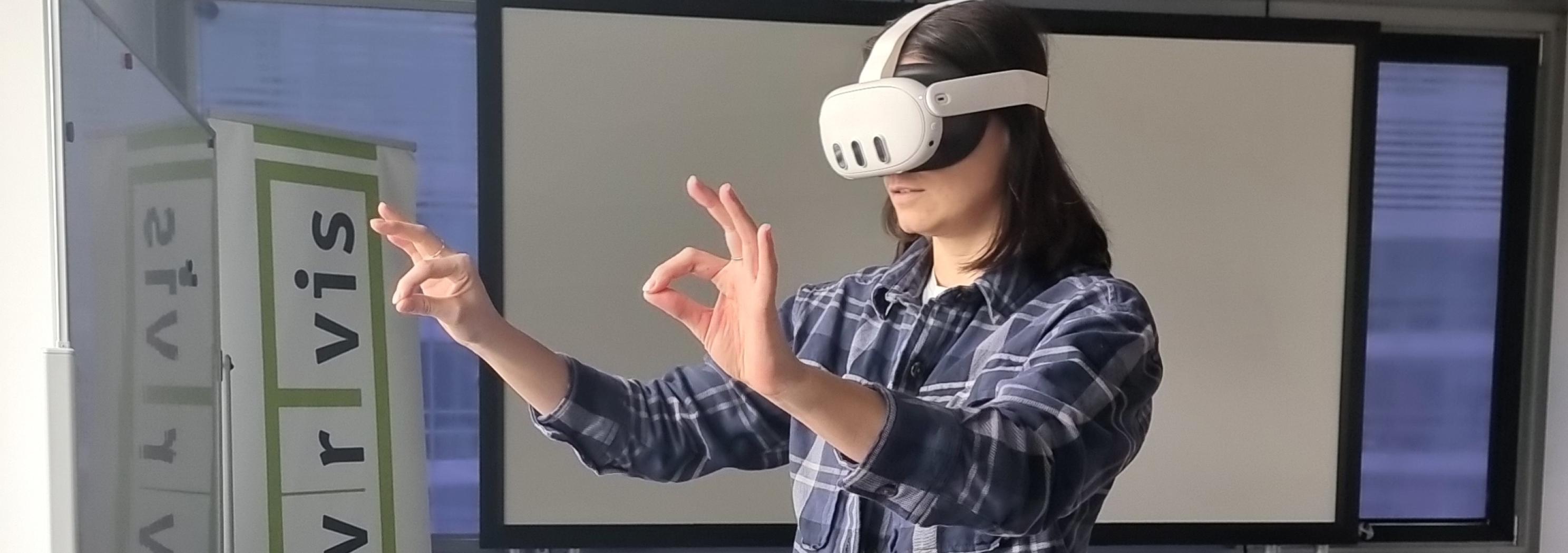 Frau mit Meta Quest 3 Virtual-Reality-Headset macht eine Kneifbewegung in einer Büroumgebung. 
