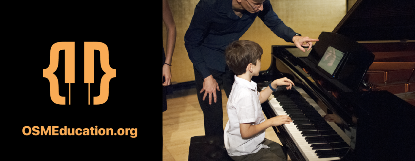 Open Sheet Music Education Logo und Bild von  Klavierlehrer mit Schüler am Klavier
