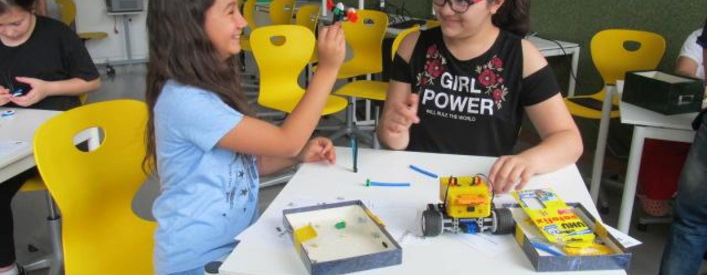 Zwei Mädchen bauen ihre R4G mit Freude