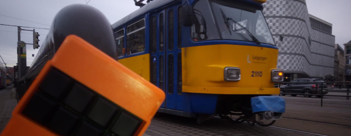 Oskar Concertina in Leipzig vor Straßenbahn