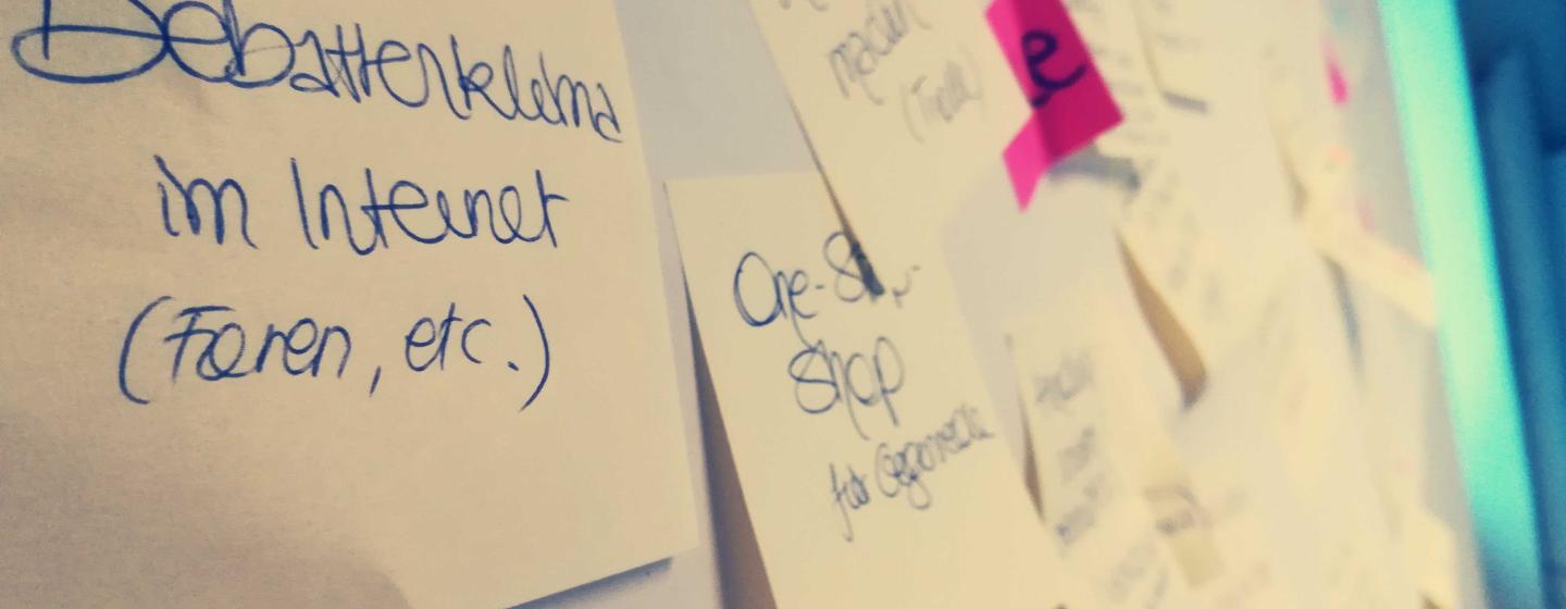 Board mit Post-Its zur Sammlung von Ideen