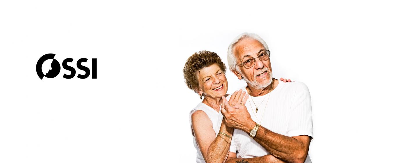 Zwei älteren Personen, die sich glücklich umarmen.