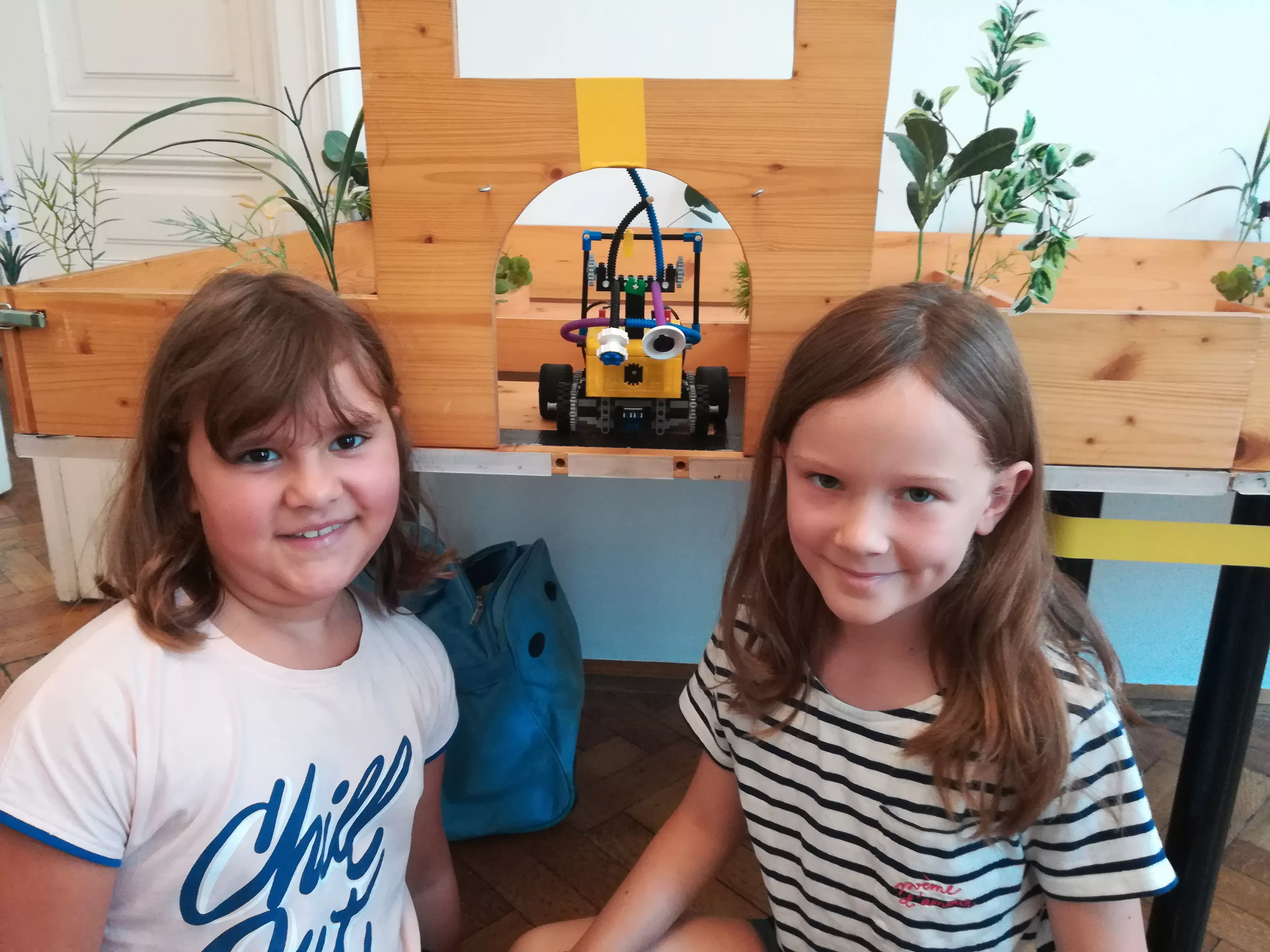 Lenia und Livia im Robo4Girls Pilotworkshop mit R4G v6.