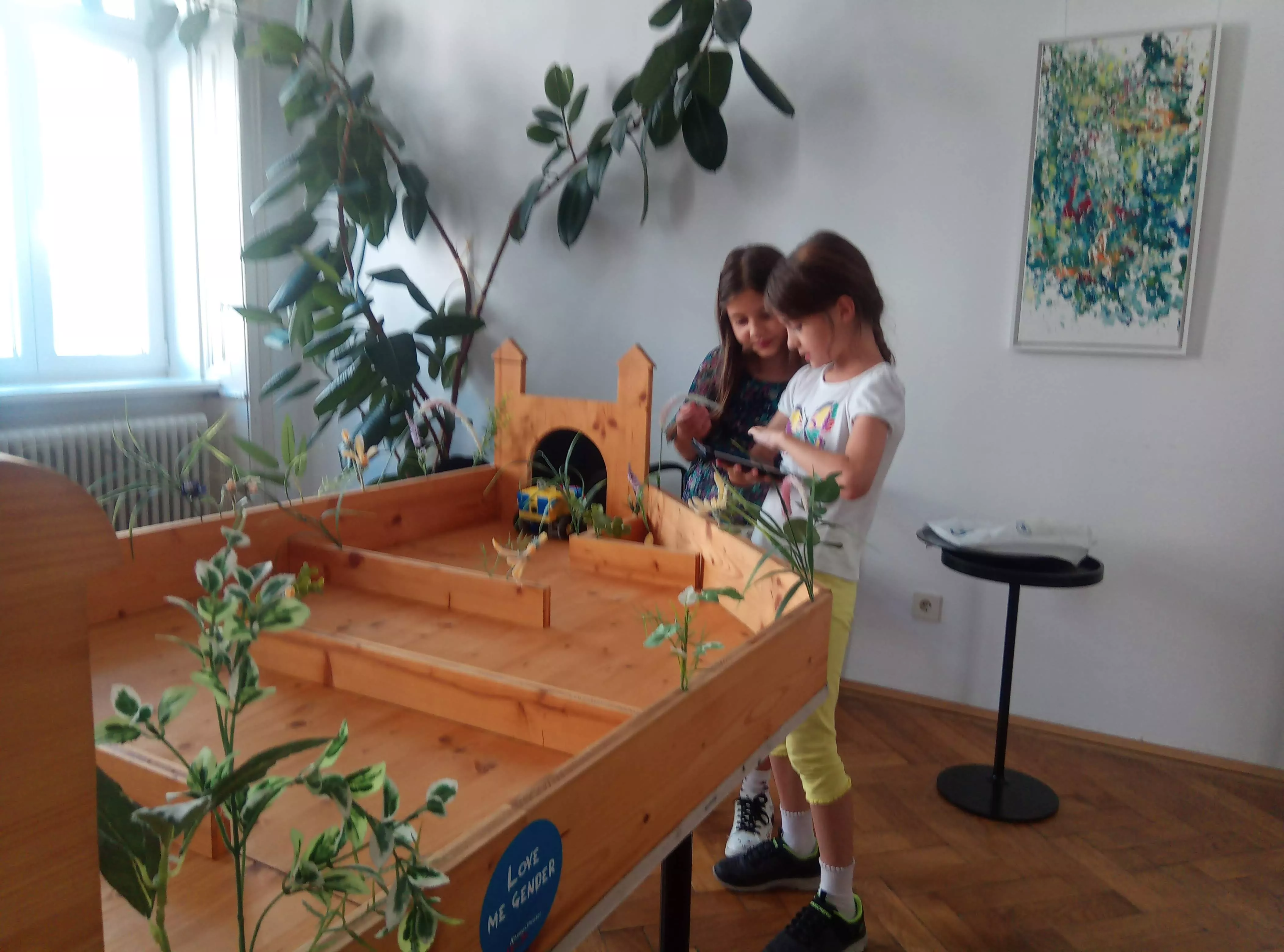Zwei Mädchen programmieren ihre Roboterin
