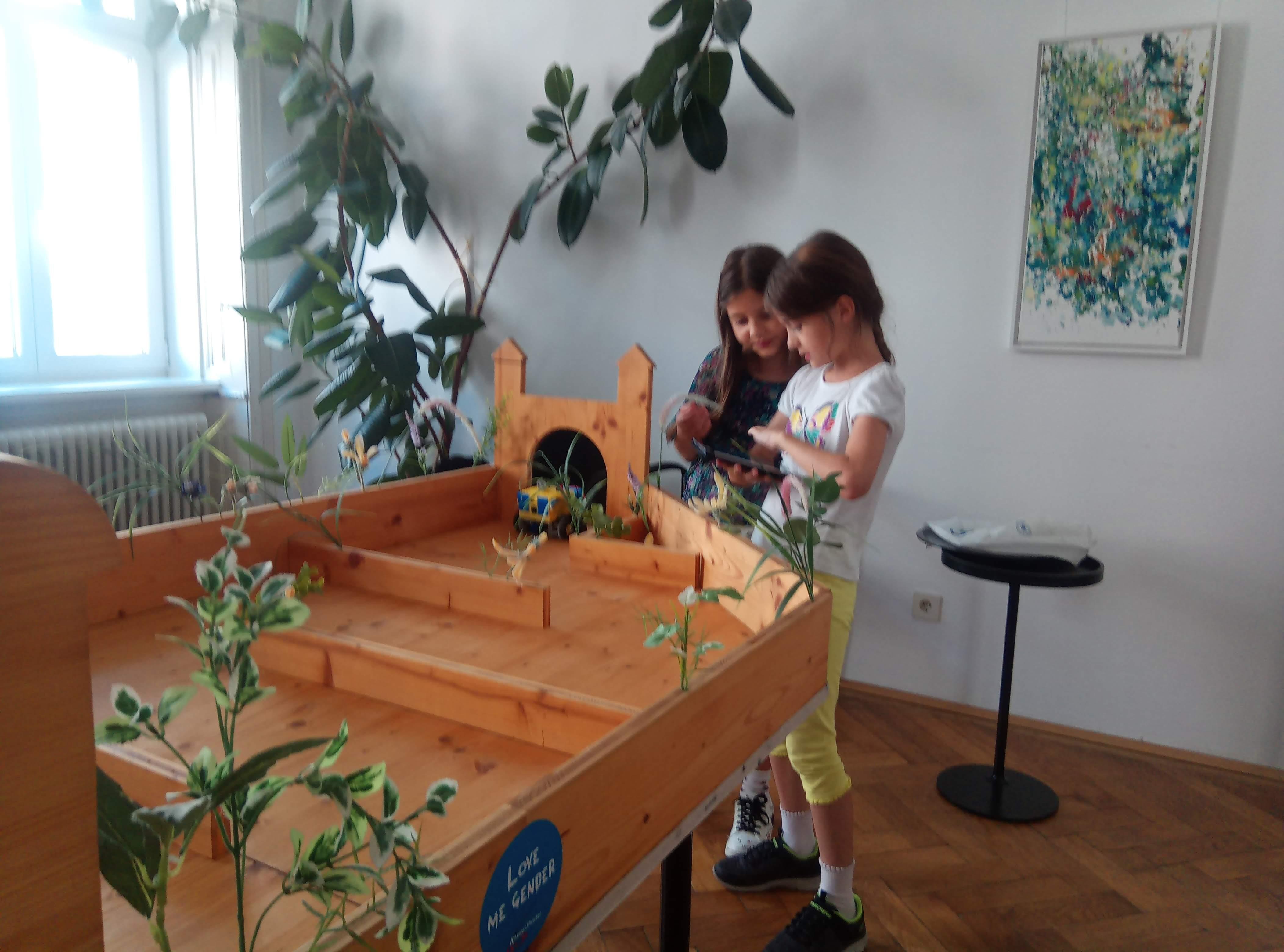 Zwei Mädchen programmieren ihre Roboterin