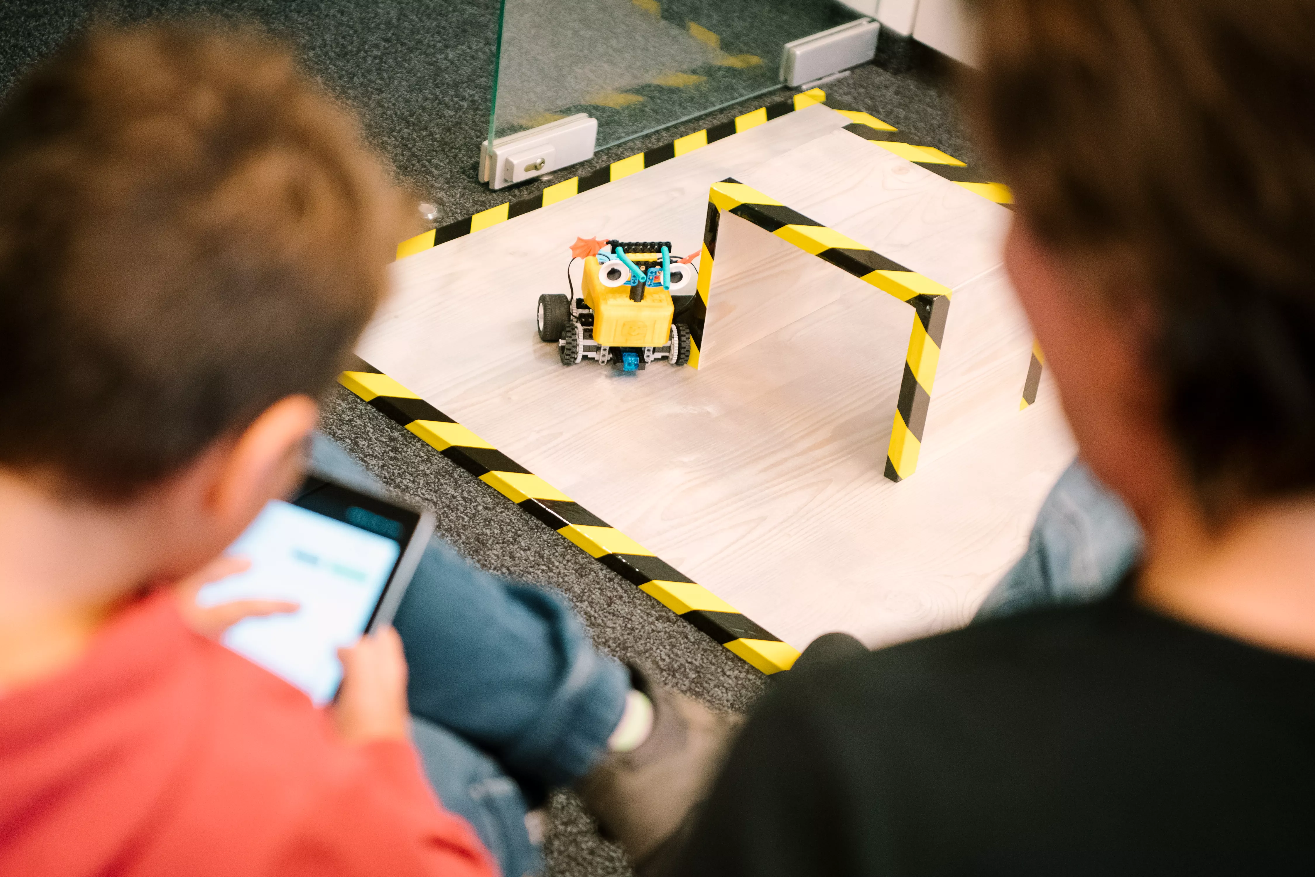 Eine R4G wird durch das Labyrinth geführt. 