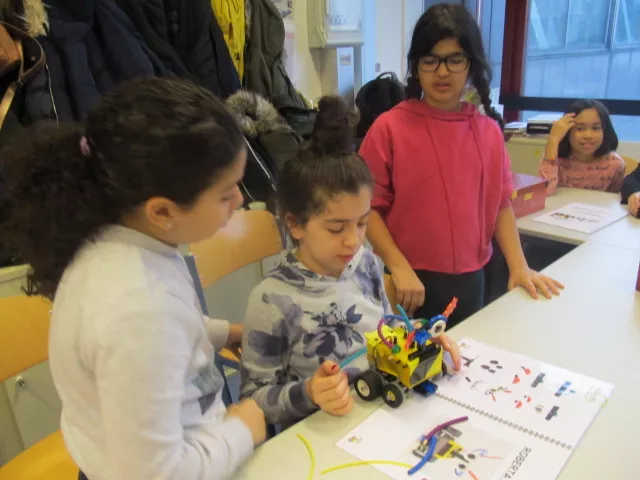 Mädchen bauen und programmieren