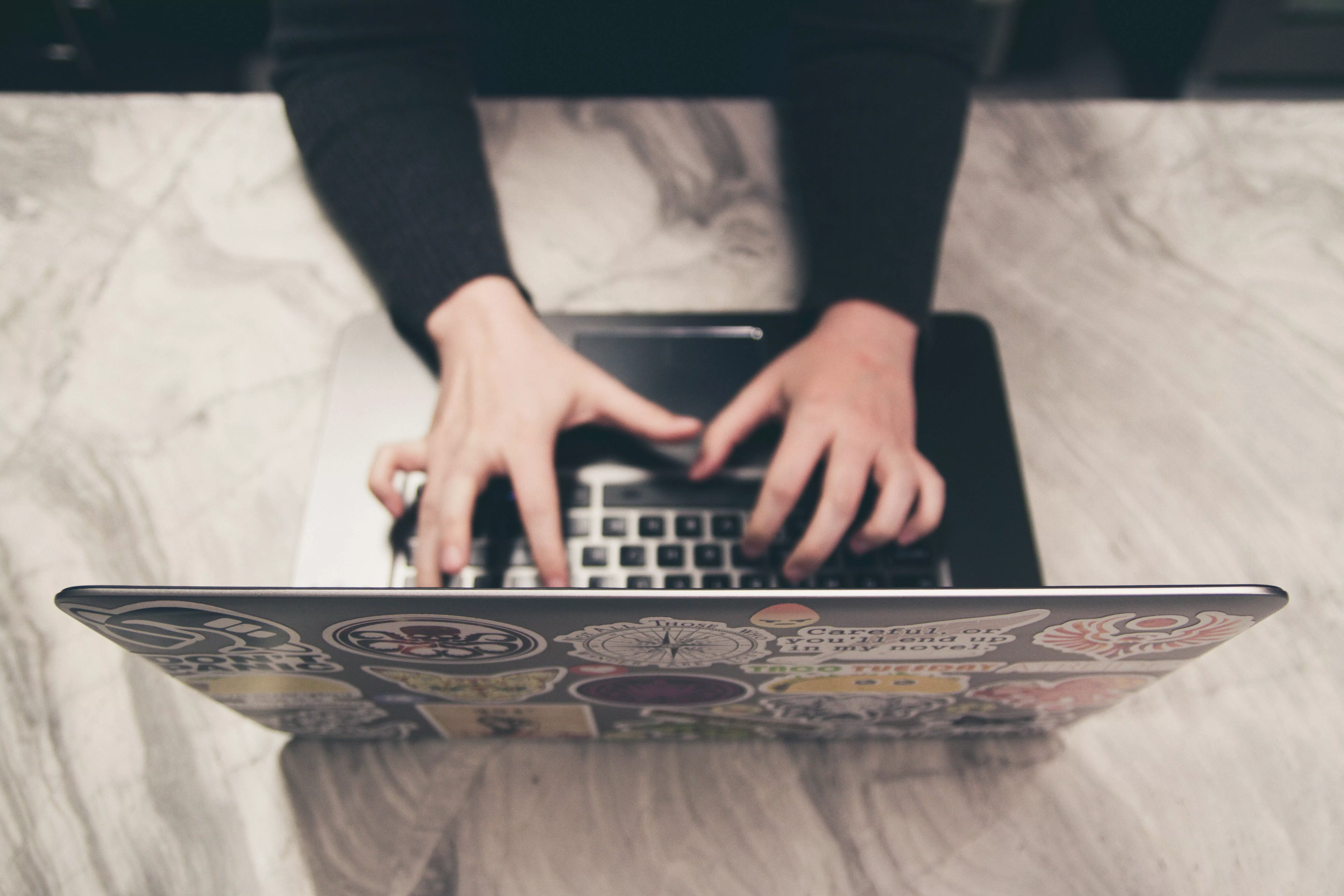 Eine Person vor einem Laptop