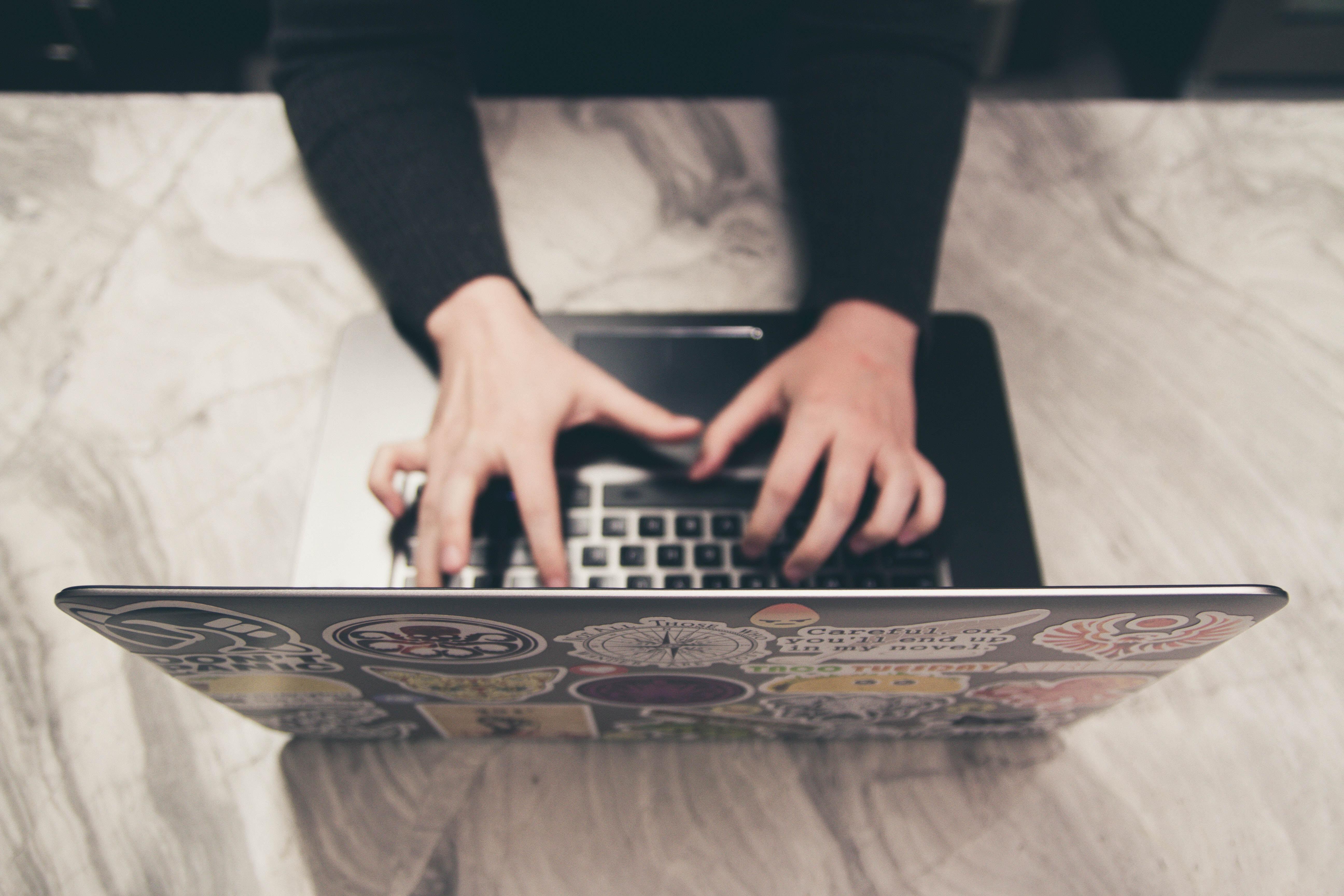 Eine Person vor einem Laptop