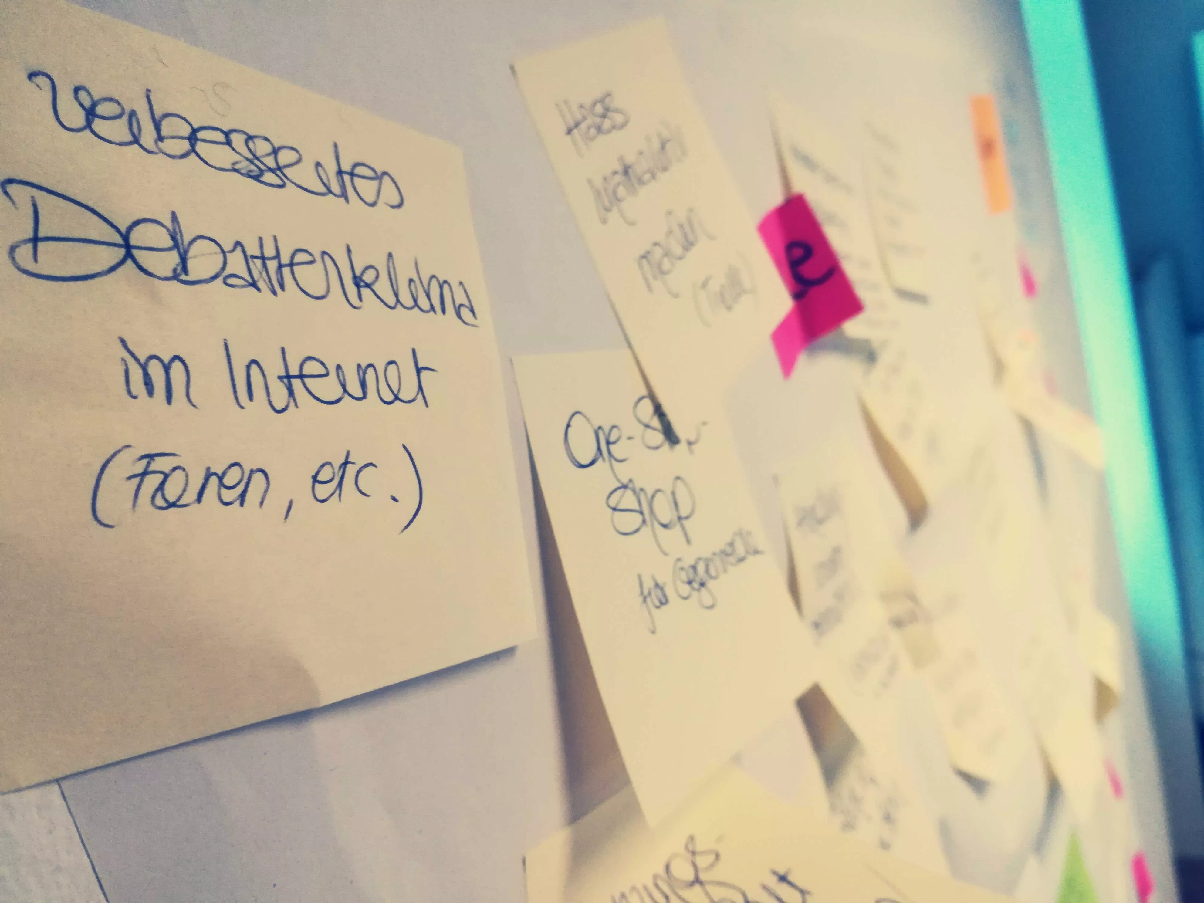 Ideenboard mit Notizen auf Post-its für Gegenrede-App »Schneller Konter«