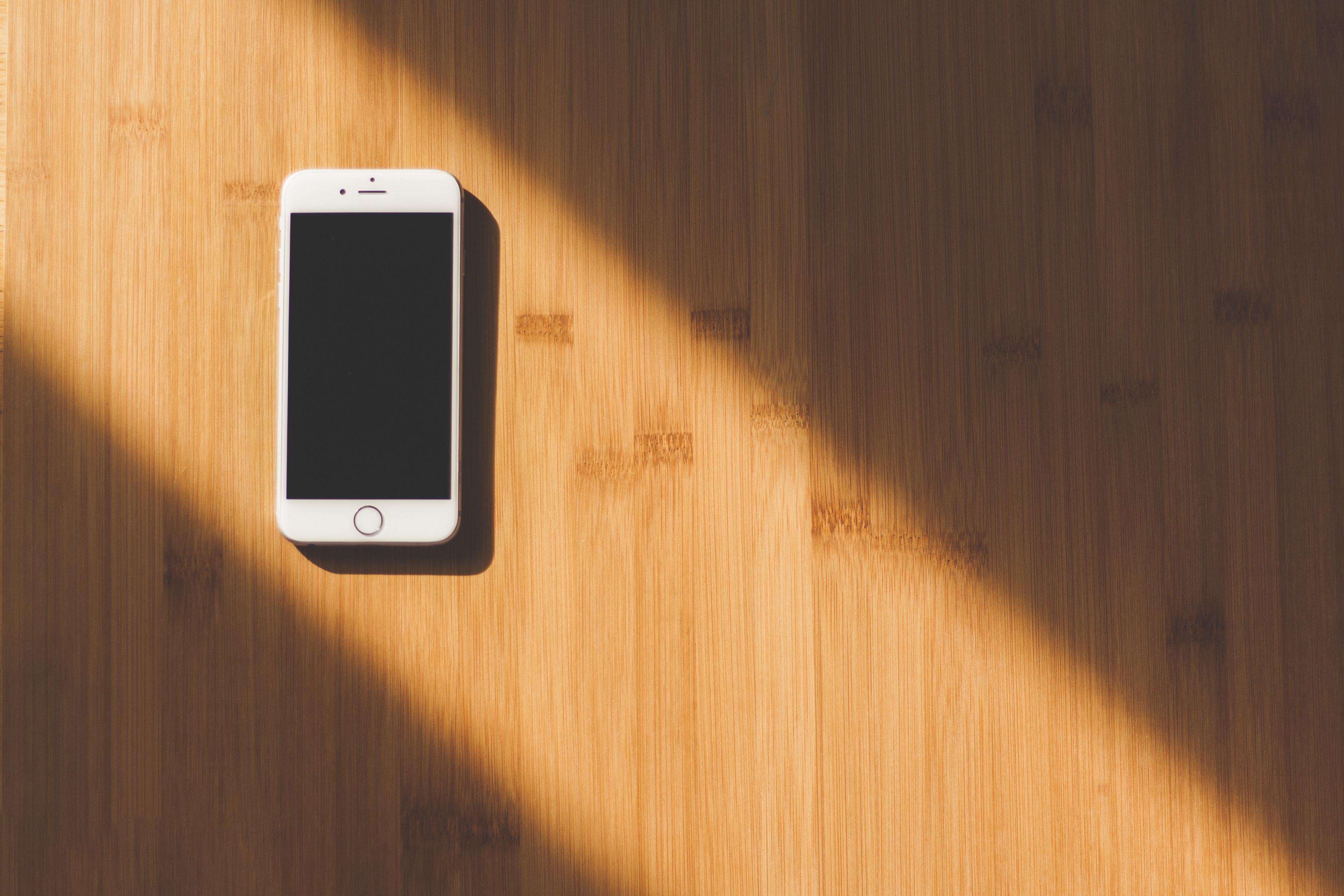 In der Abbildung ist ein abgeschaltenes Smartphone zu sehen.