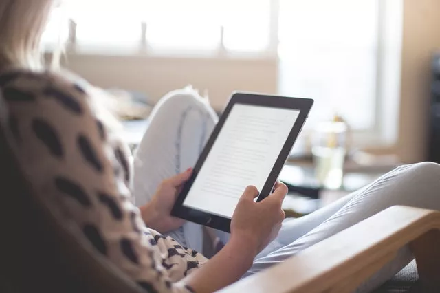 Frau mit Tablet