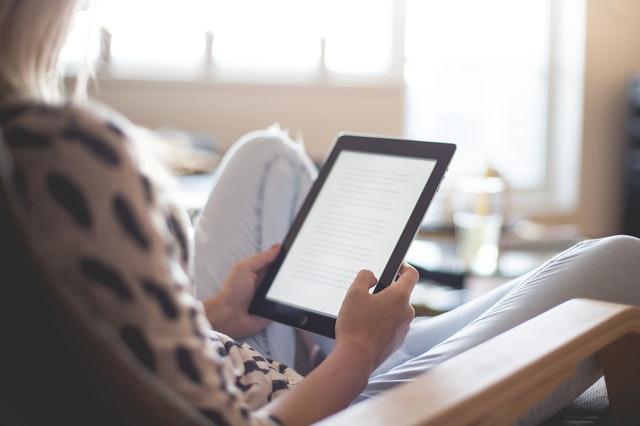 Frau mit Tablet