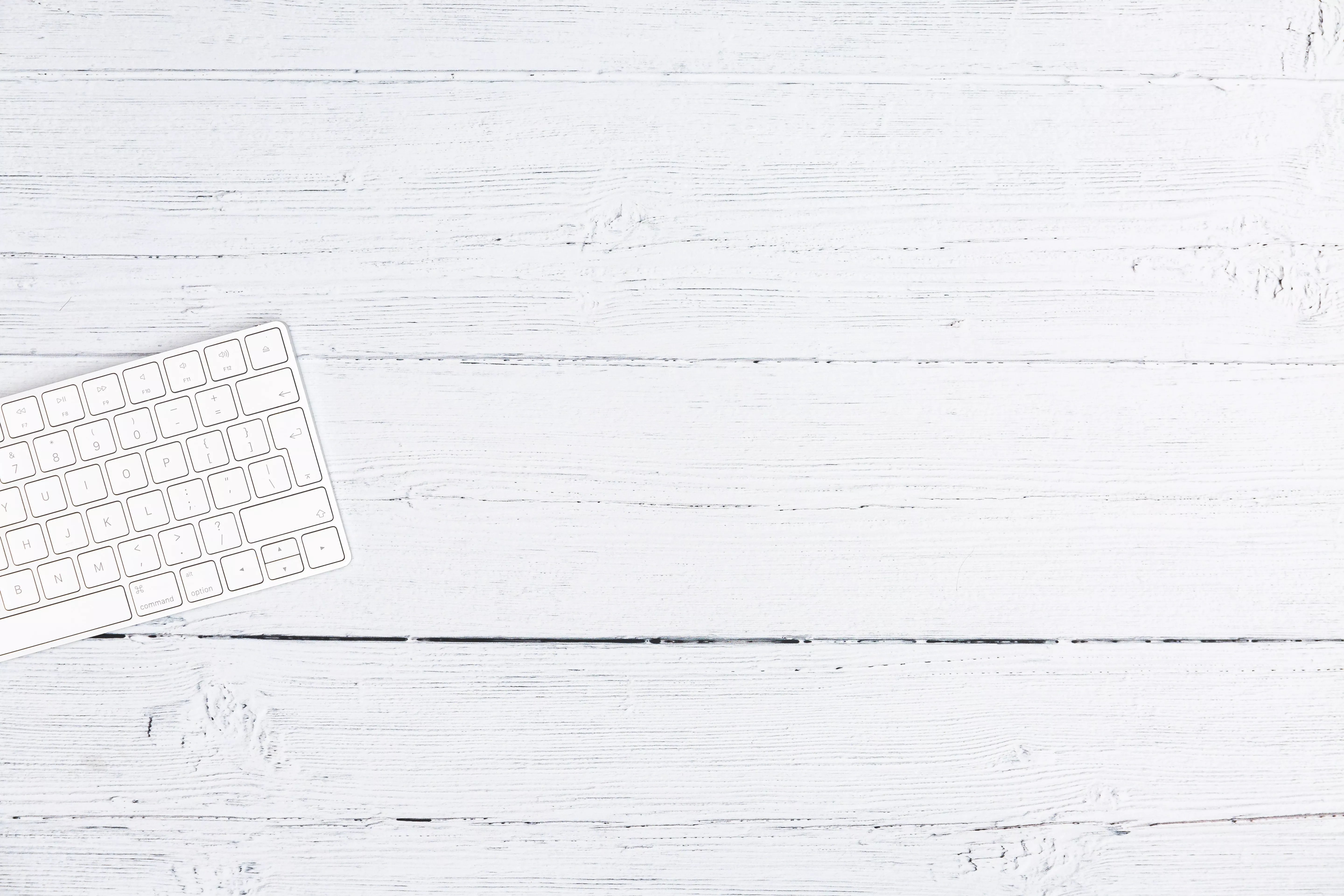 Auf dem Bild ist die Hälfte einer Computertastatur sichtbar.