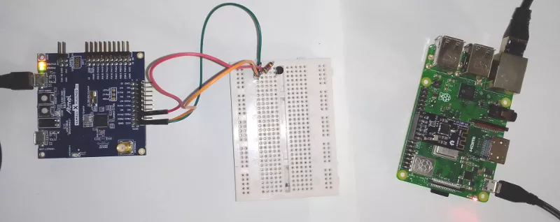 CoMatrix setup, SAMR21-xpro microcontroller with a DS18S20 temperature sensor and Raspberry Pi 3 gateway.
