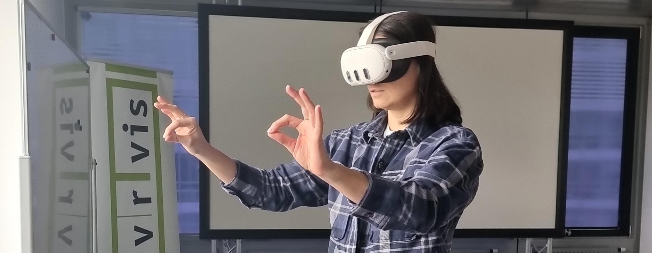 Frau mit Meta Quest 3 Virtual-Reality-Headset macht eine Kneifbewegung in einer Büroumgebung. 