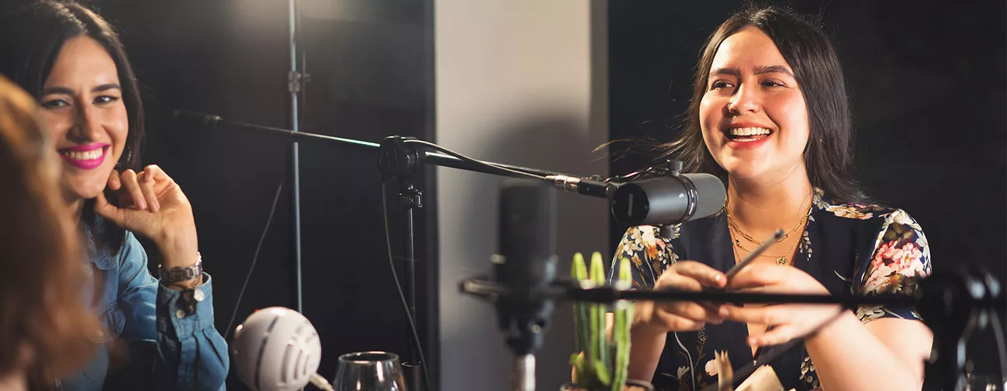 Podcast-Aufnahme in einem Studio.