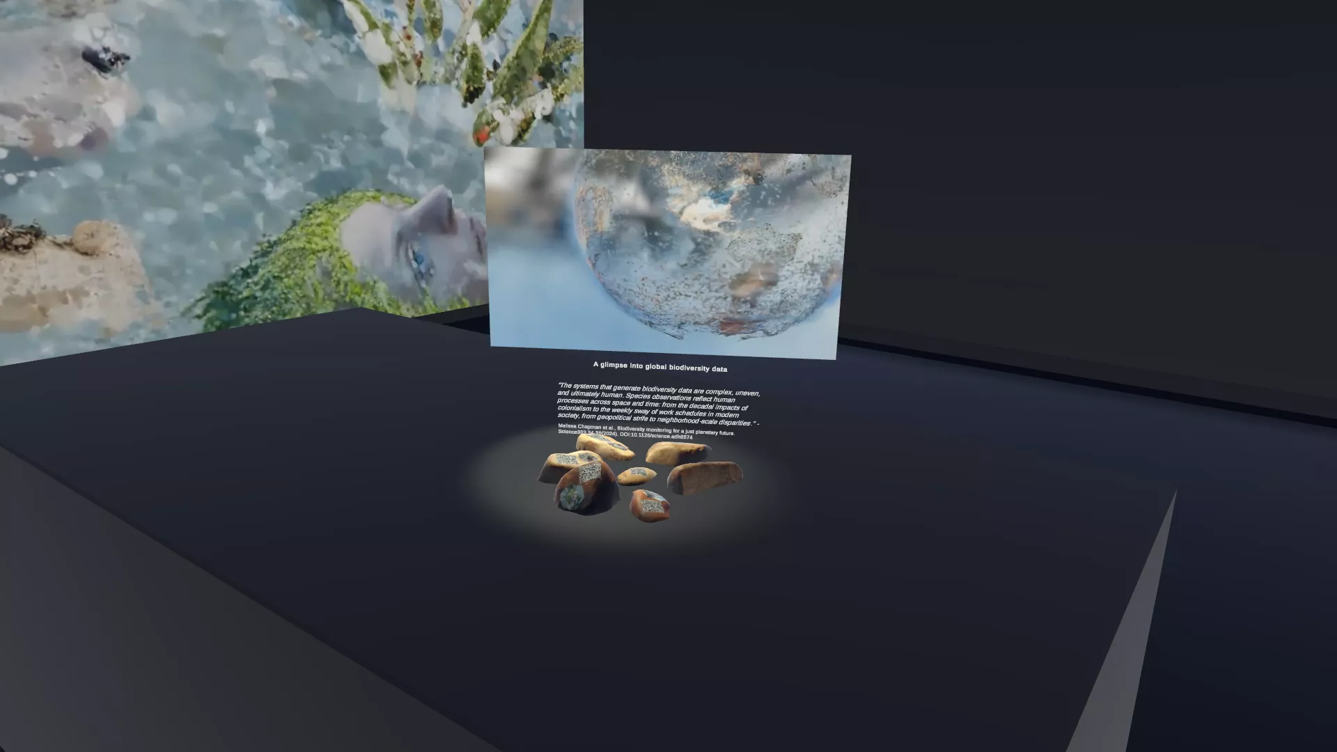 Ein digitales Ausstellungsdisplay, das ein Thema zu globalen Biodiversitätsdaten präsentiert. In der Mitte befindet sich ein schwebendes Bild einer Weltkugel mit einer verschwommenen, halbtransparenten Textur, die die biologische Vielfalt darzustellen scheint. Unter der Weltkugel steht ein Zitat, das die Komplexität und den menschlichen Einfluss auf die Daten zur biologischen Vielfalt beschreibt. Die Ausstellung befindet sich in einem dunklen, immersiven virtuellen Raum.