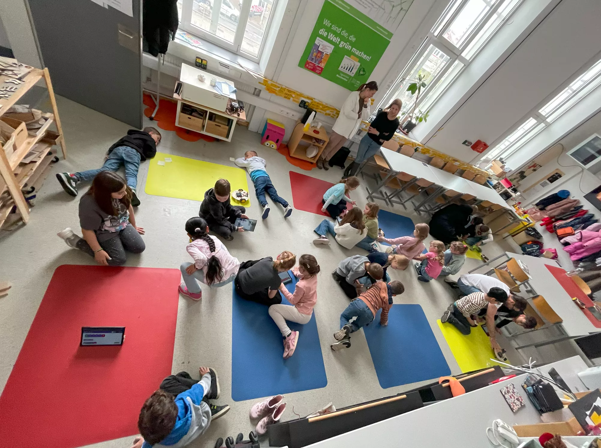Kinder beim Testen von RoboSDG Junior
