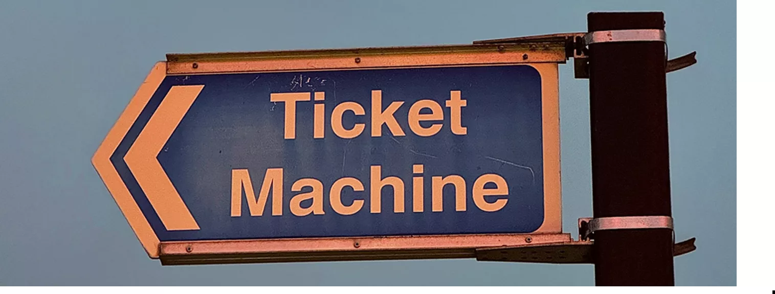 Wegweiser mit der Aufschrift "Ticket Machine" 