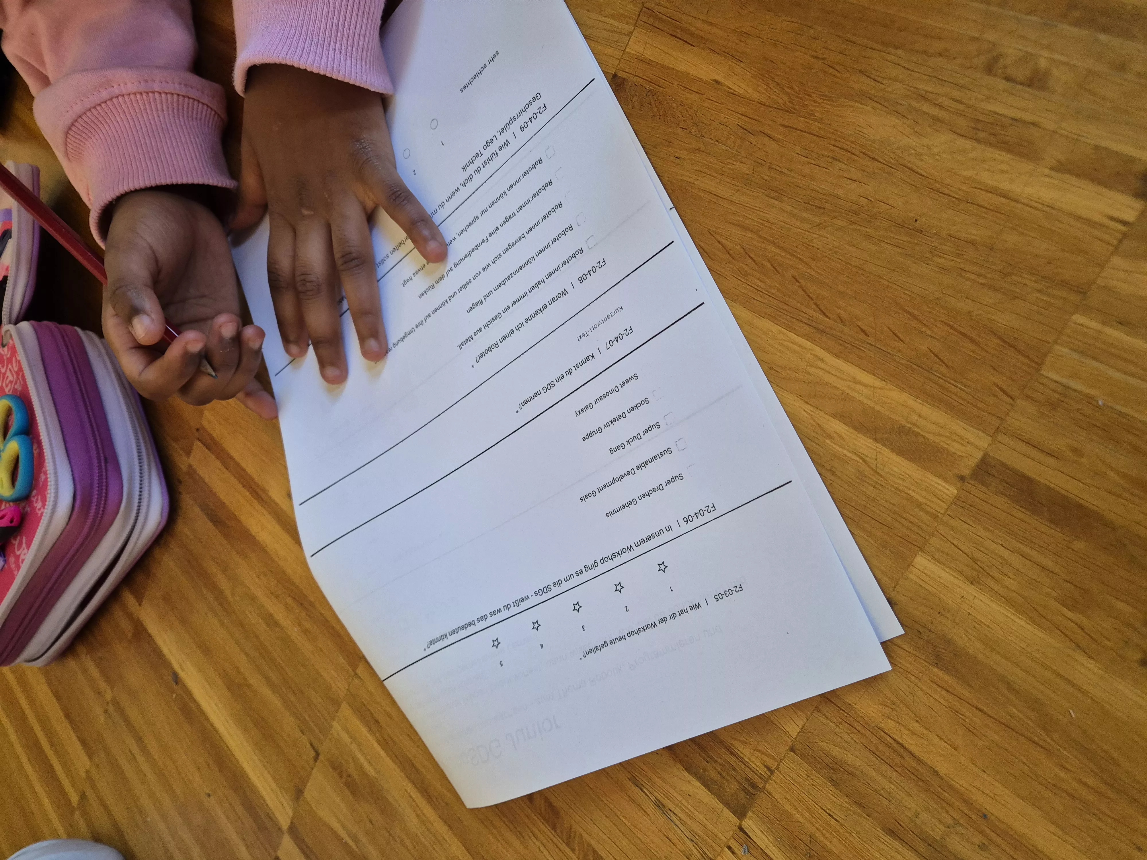 Kind füllt Wirkungsmessung-Fragebogen aus