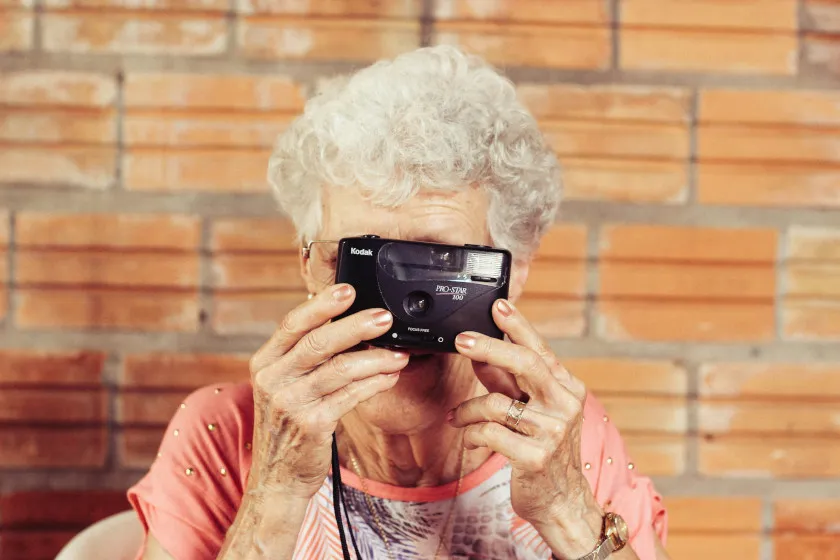 Frau mit Kamera