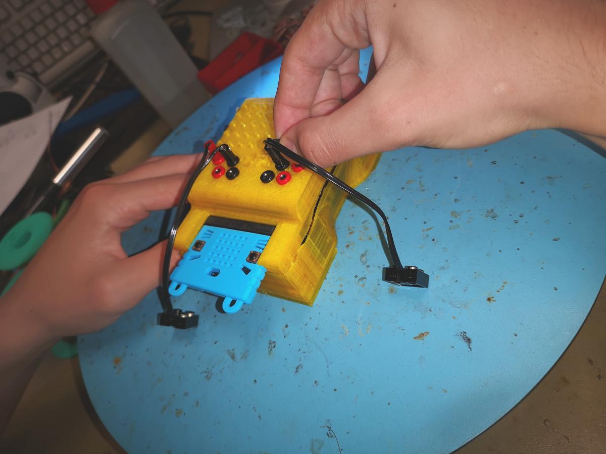 Die Verkabelung der Roboterin wird vom Kapsch-Lehrmädchen fertiggebaut