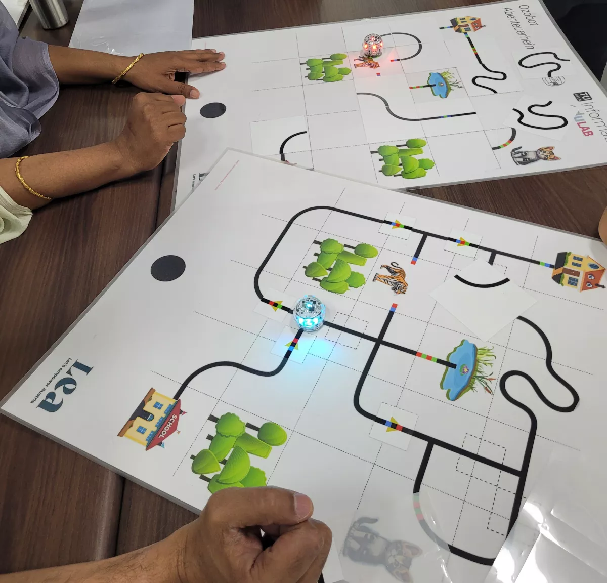 Bild während des Workshops von Ozobot Robotern, die auf der Map zu sehen sind.