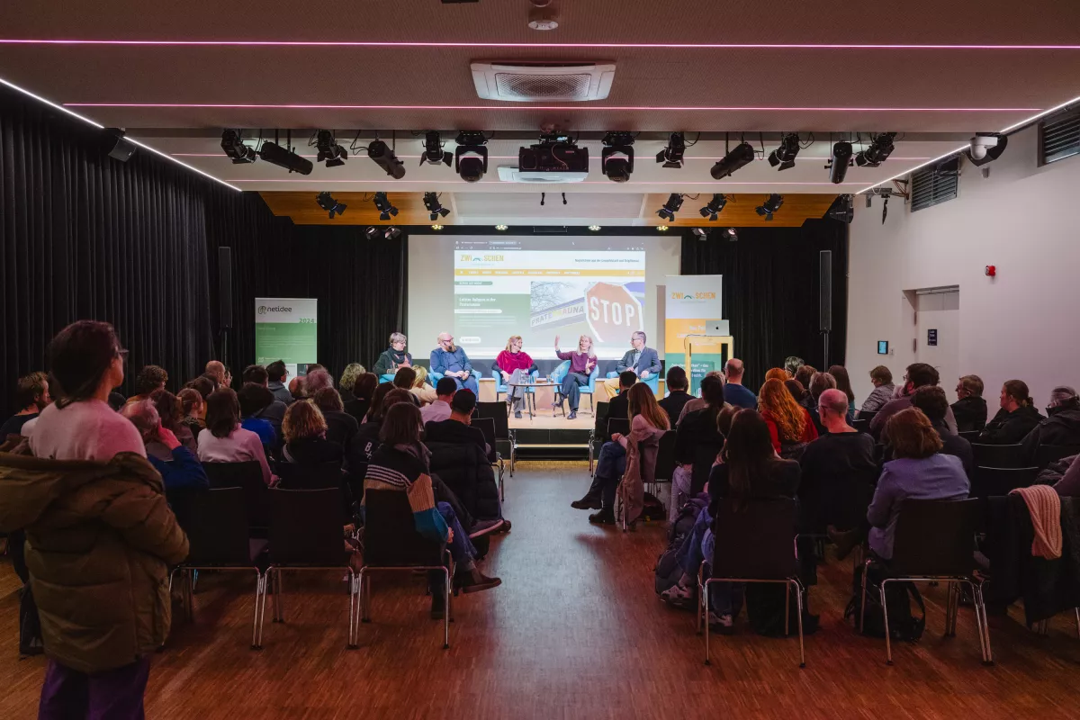 Saalansicht mit Publikum