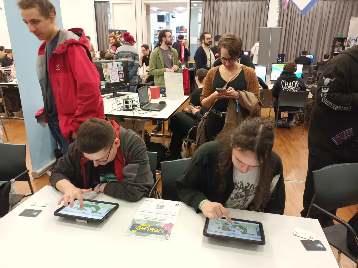 Jugendliche spielen WebLab