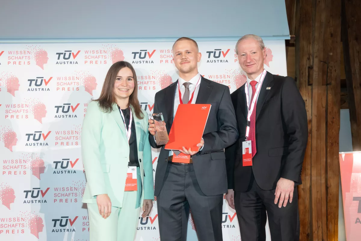 Daniel May holding the TÜV Austria Science Award