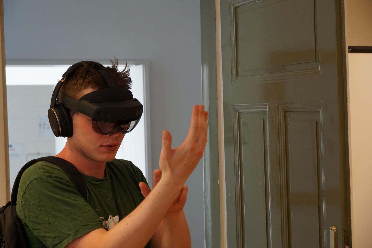Christian hat eine HoloLens auf