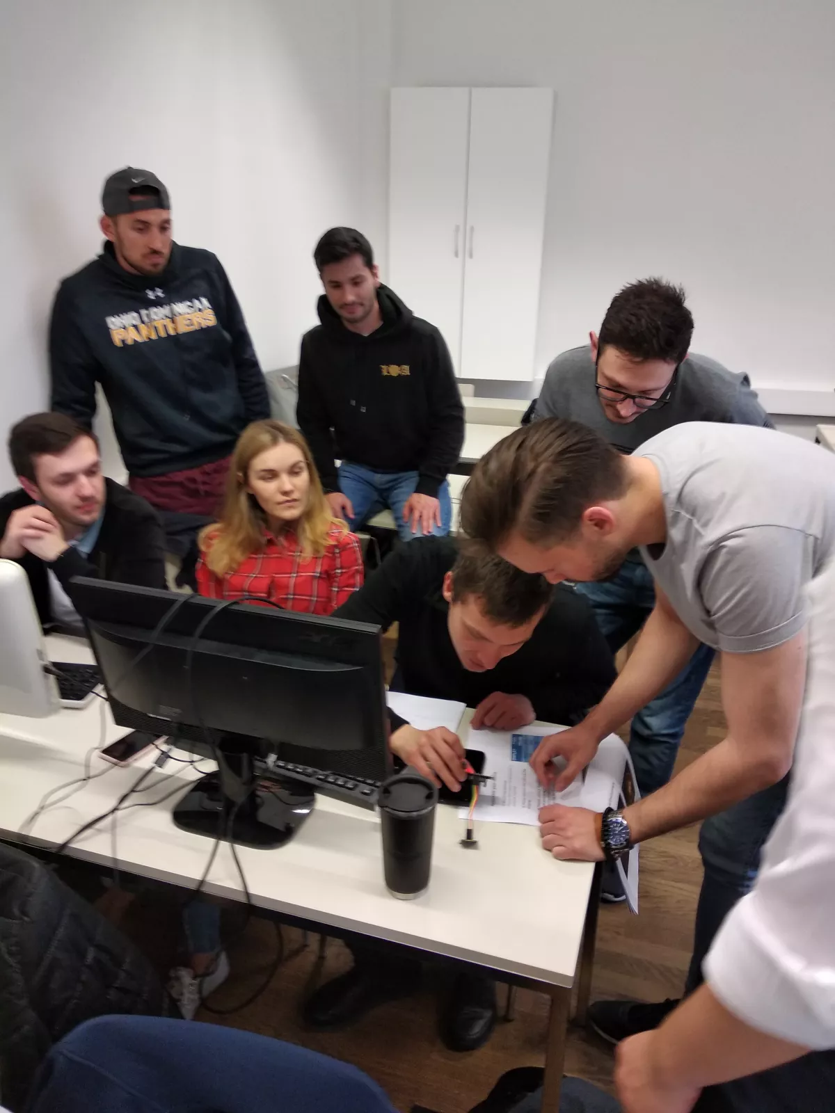 Studenten betrachten TTGO t-beam LoRaWAN Paxcounter