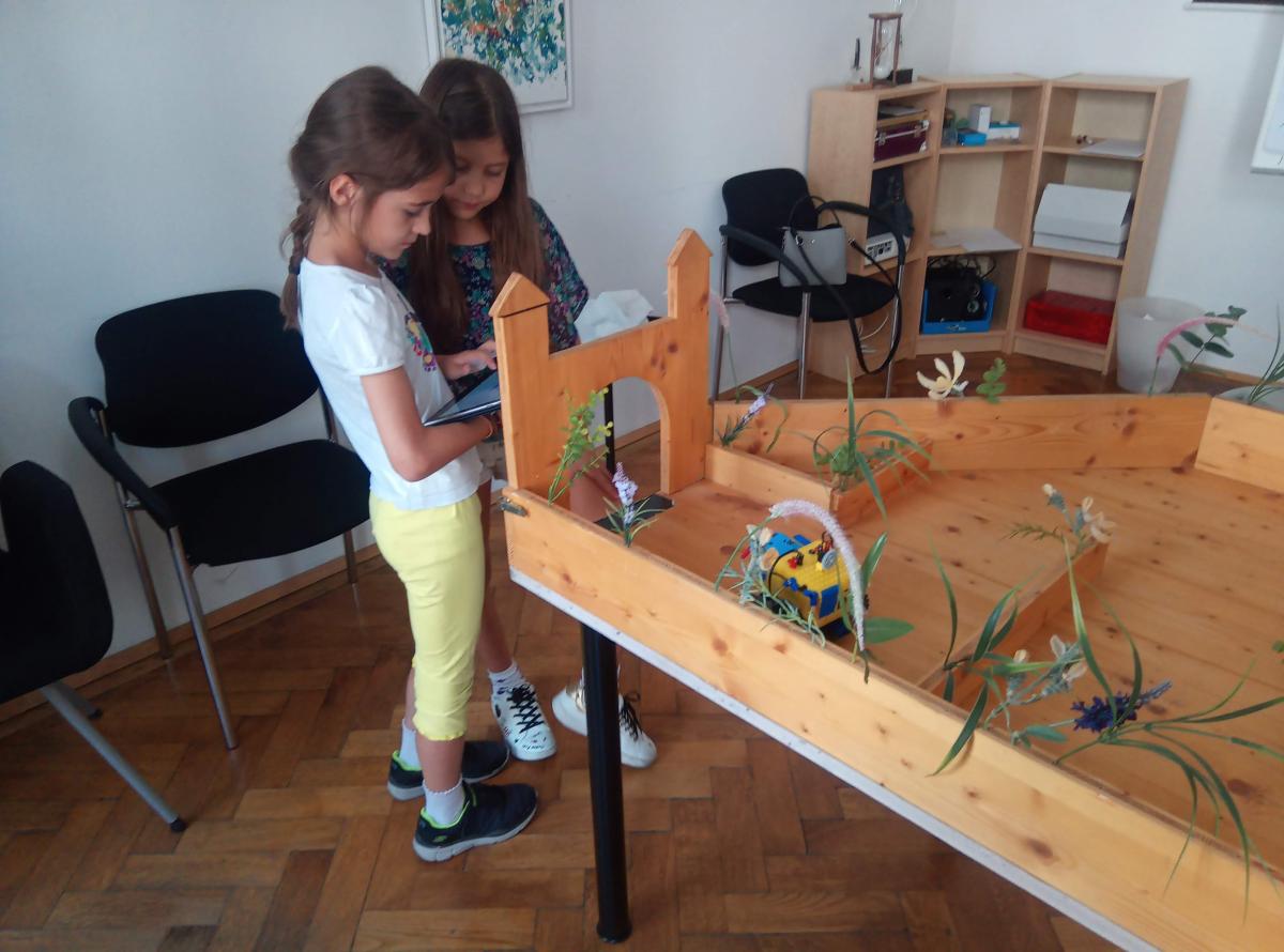 zwei Mädchen programmieren ihren Roboter