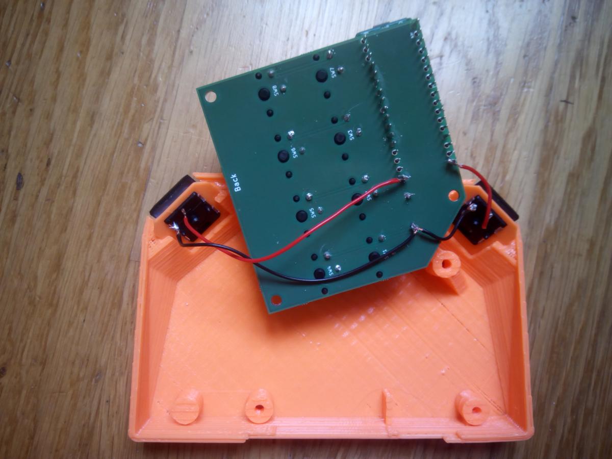 Abbildung: Schaltlitzen verbinden die Daumentasten mit der Leiterplatte
