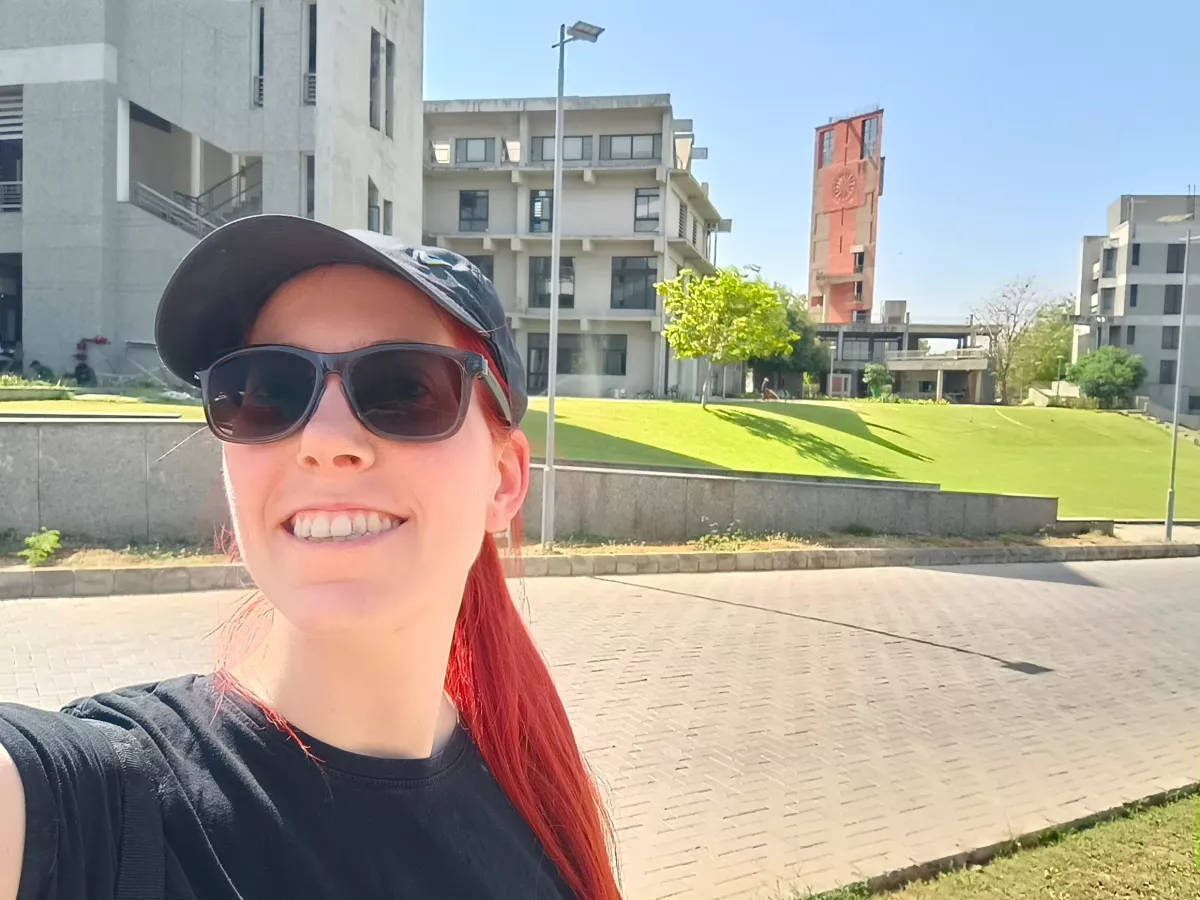Ich auf dem Campus des Indian Institute of Technology Gandhinagar, Gujarat, Indien. Foto: Martina Landman