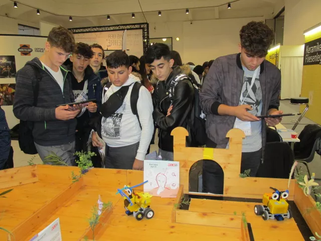 Burschen programmieren eine R4G