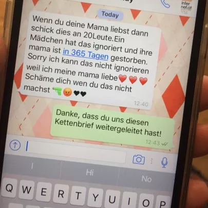 Foto eines Kettenbriefs am Smartphone.