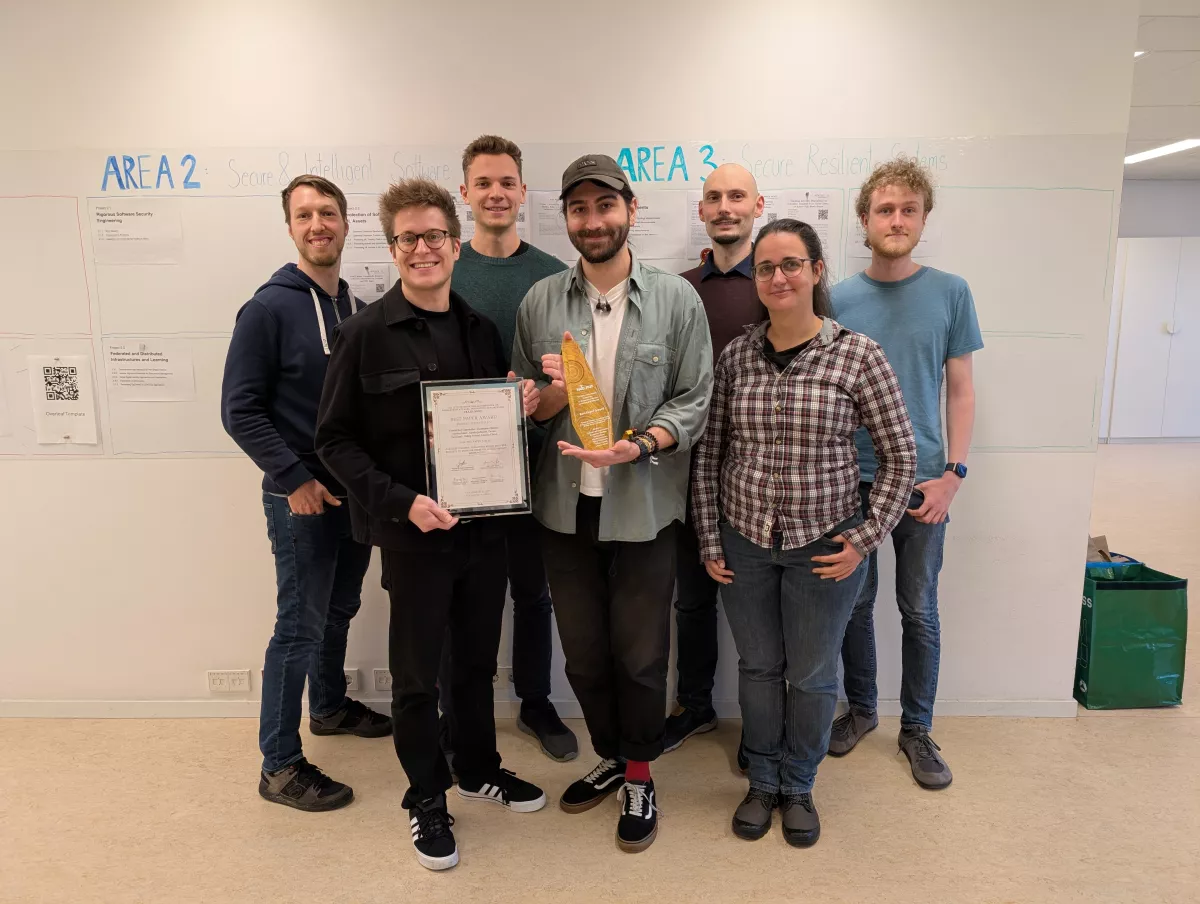 All authors presenting the best paper award