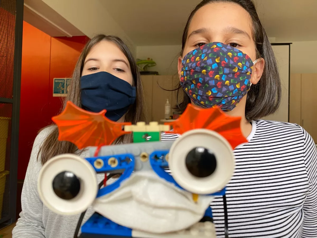 R4G und Mädchen im Workshop mit Maske