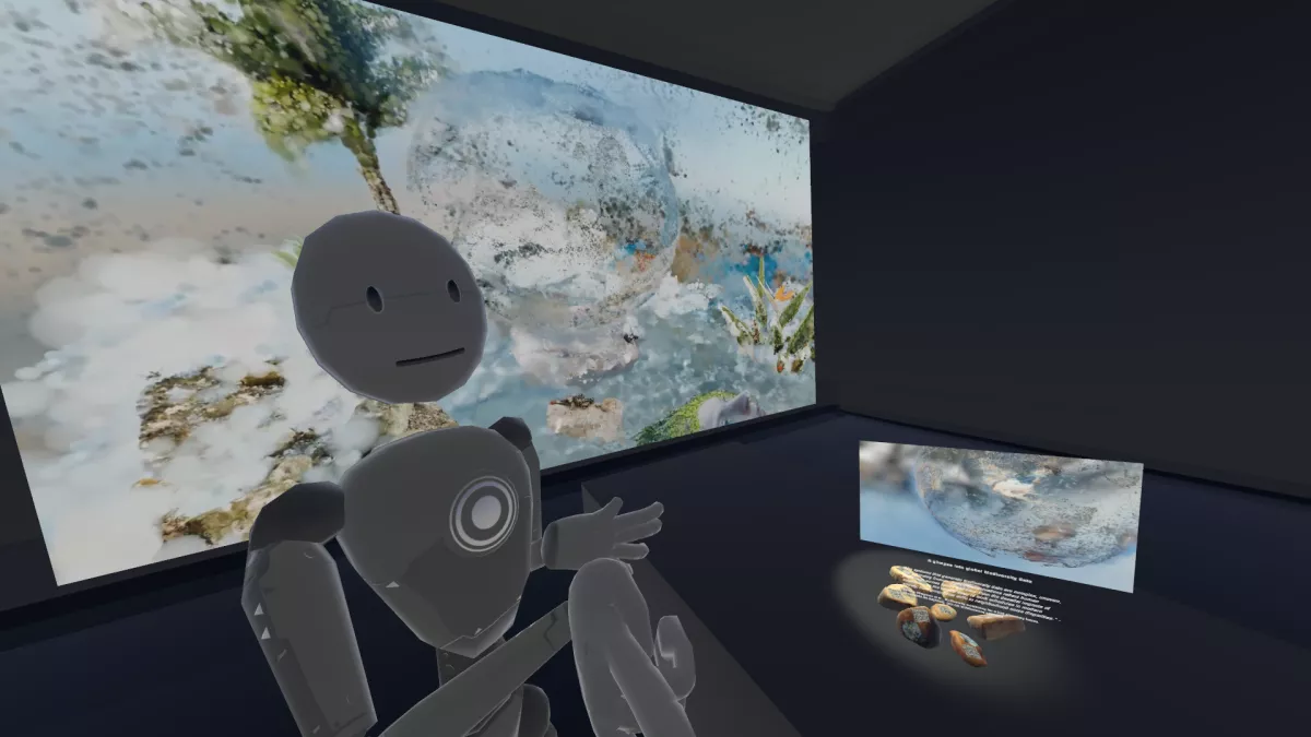 Eine virtuelle Ausstellungsszene mit einem humanoiden Roboter-Avatar im Vordergrund, der in einem schwach beleuchteten digitalen Galerieraum steht. Hinter dem Avatar ist ein großes, lebhaftes Display mit einem abstrakten Bild zu sehen, das eine durchscheinende Weltkugel mit schwebenden natürlichen Elementen wie Pflanzen und einem menschlichen Gesicht zeigt, das teilweise von Grün bedeckt ist. Rechts von der Szene ist ein kleinerer Bildschirm mit demselben Bild einer Weltkugel zu sehen. Darunter befindet sich eine leuchtende Ansammlung kleiner, steinähnlicher digitaler Objekte, die auf einer Plattform angeordnet sind.