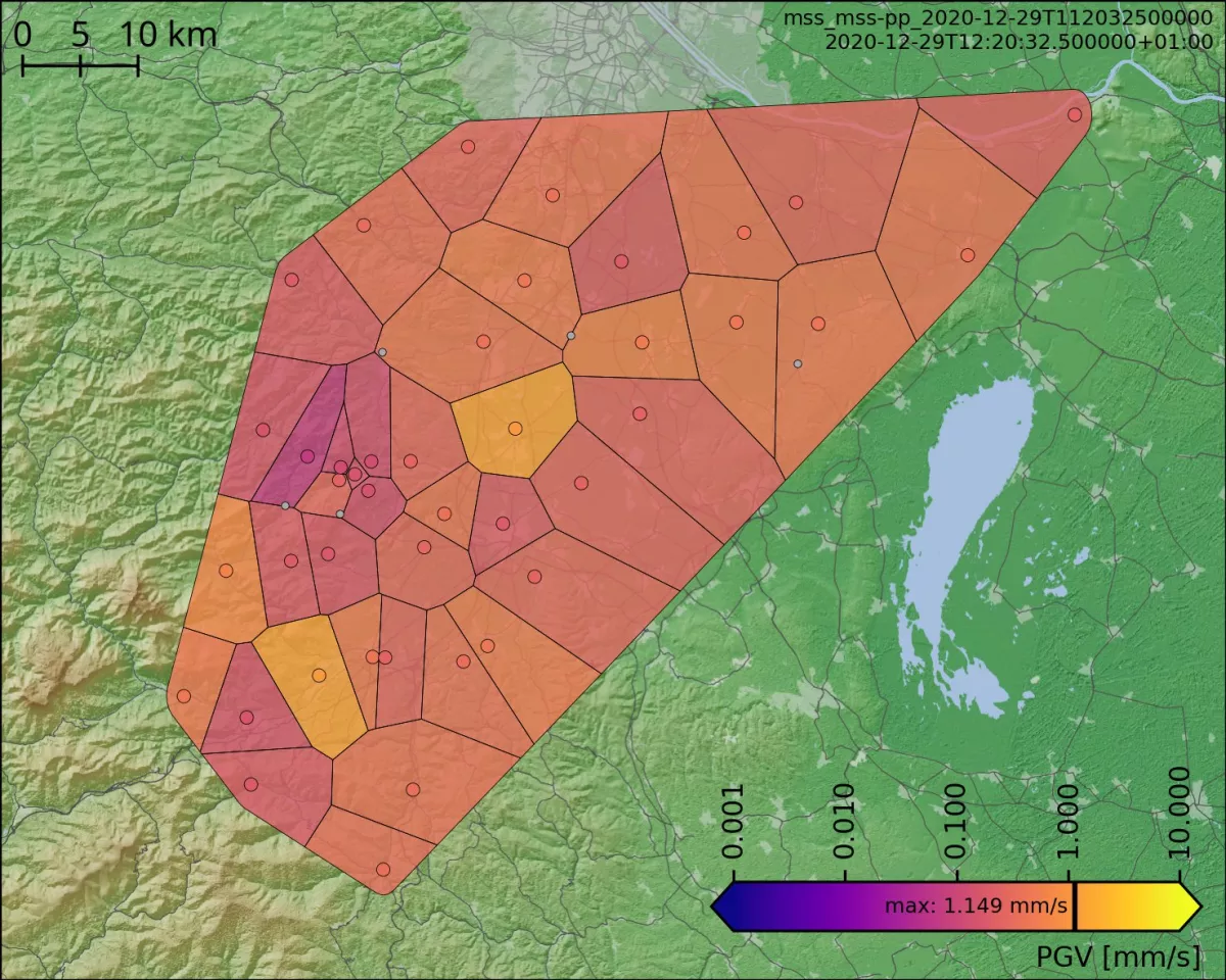Topographische Karte des Bereichs des MSS Netzwerks. Darstellung der maximalen PGV Werte als Voronoi Zellen.
