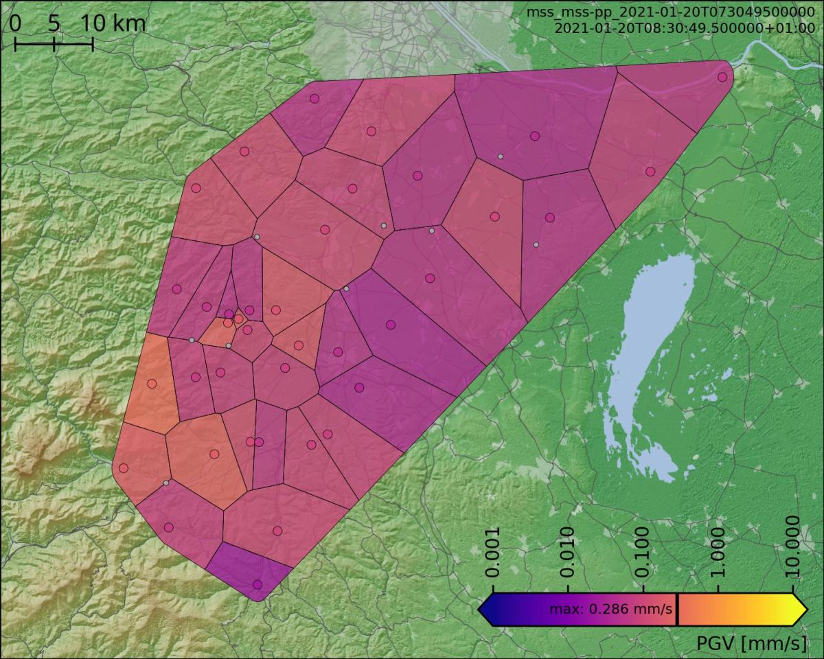 Topographische Karte des Bereichs des MSS Netzwerks. Darstellung der maximalen PGV Werte als Voronoi Zellen.