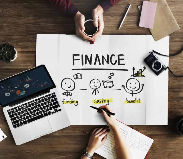 Arbeitsplatz mit Plakat Finance