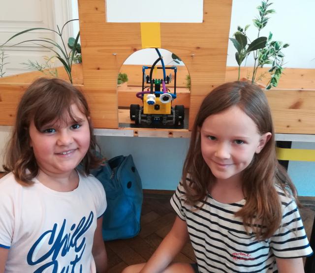 Lenia und Livia im Robo4Girls Pilotworkshop mit R4G v6.