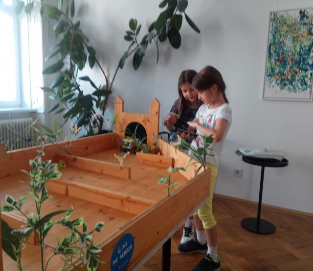 Zwei Mädchen programmieren ihre Roboterin