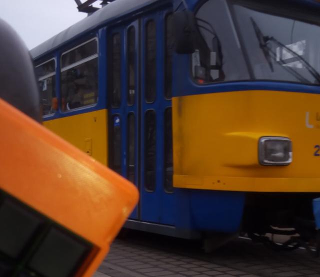 Oskar Concertina in Leipzig vor Straßenbahn