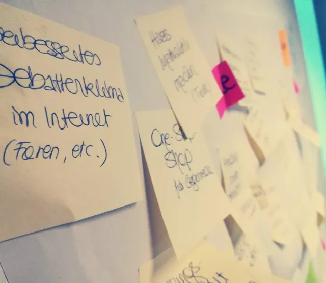 Board mit Post-Its zur Sammlung von Ideen