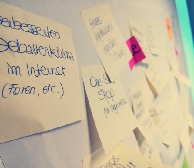 Ideen zum Projekt auf Post-its gesammelt und an die Wand gehängt